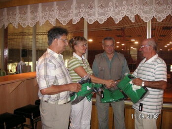  Teodor Palkovič odovzdáva a Vlasta Švikruhová (hospodár ZK Baník Prievidza), Cyril Mečiar a Florián Leitman (zástupcovia klubu) preberajú 25 kompletov športových súprav, ktoré daroval zápasníkom STOMIX, s.r.o. 